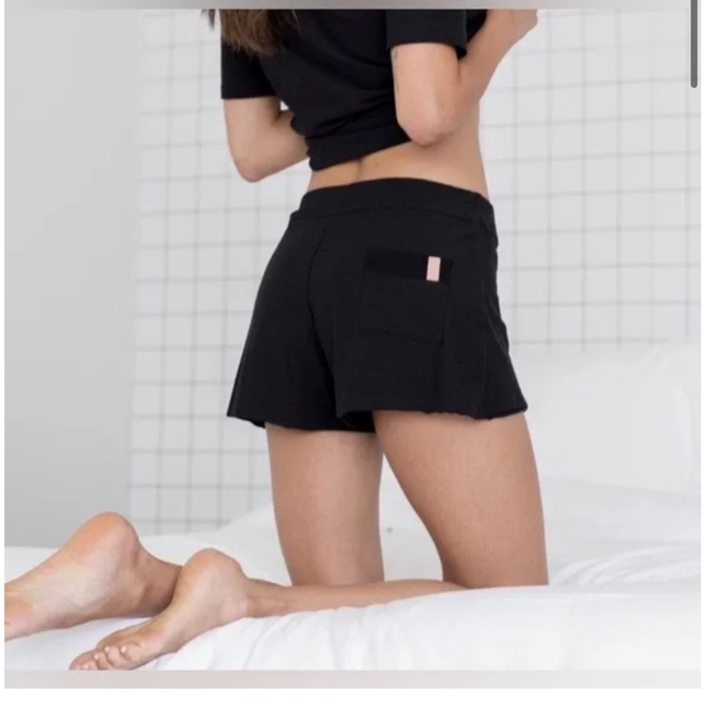 LUNYA Cool Shorts Black size Large
